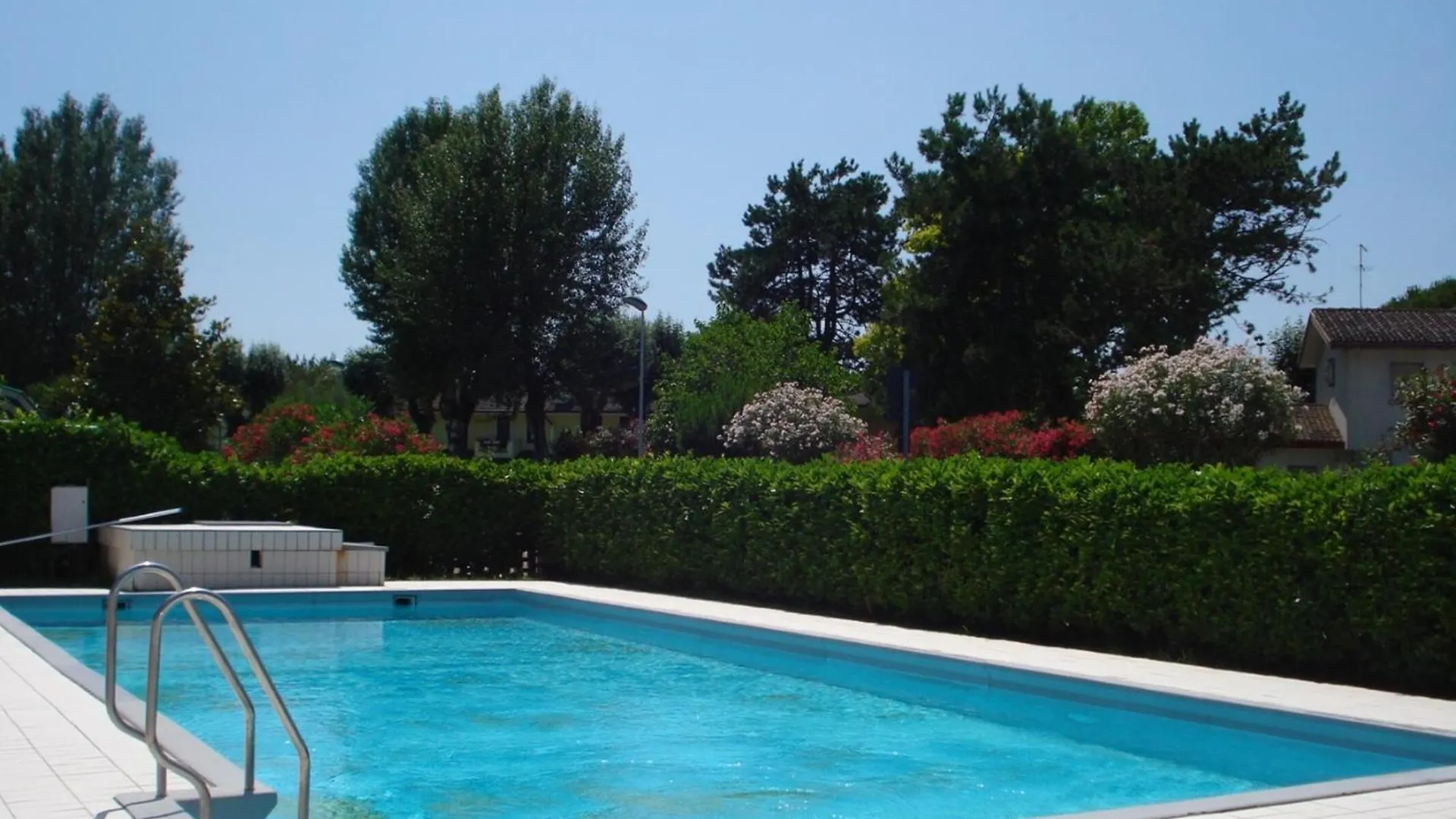 הקונטקטים של Peaceful House With Pool And Terrace